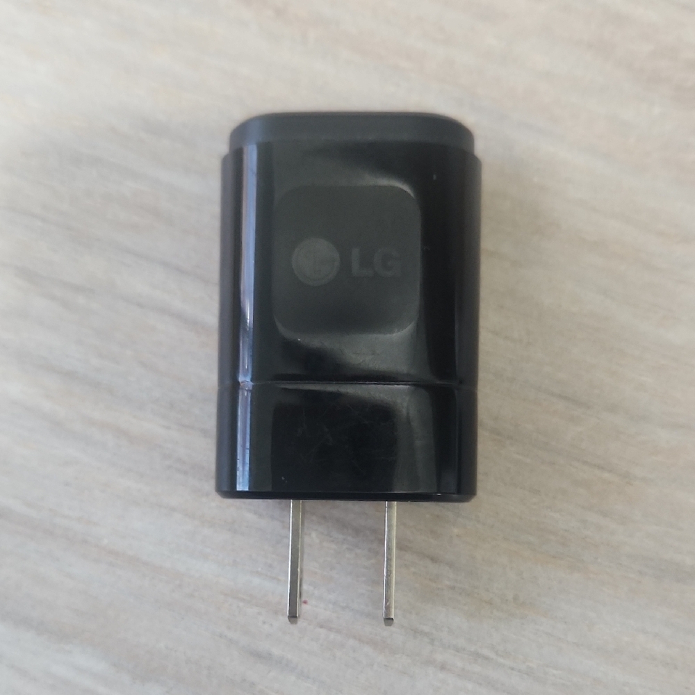 LG Glossy Black Charger Adapter